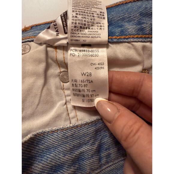 Women's Levi's 501 Cuff Denim Shorts Size 28 Light Wash Button Fly - Picture 3 of 3